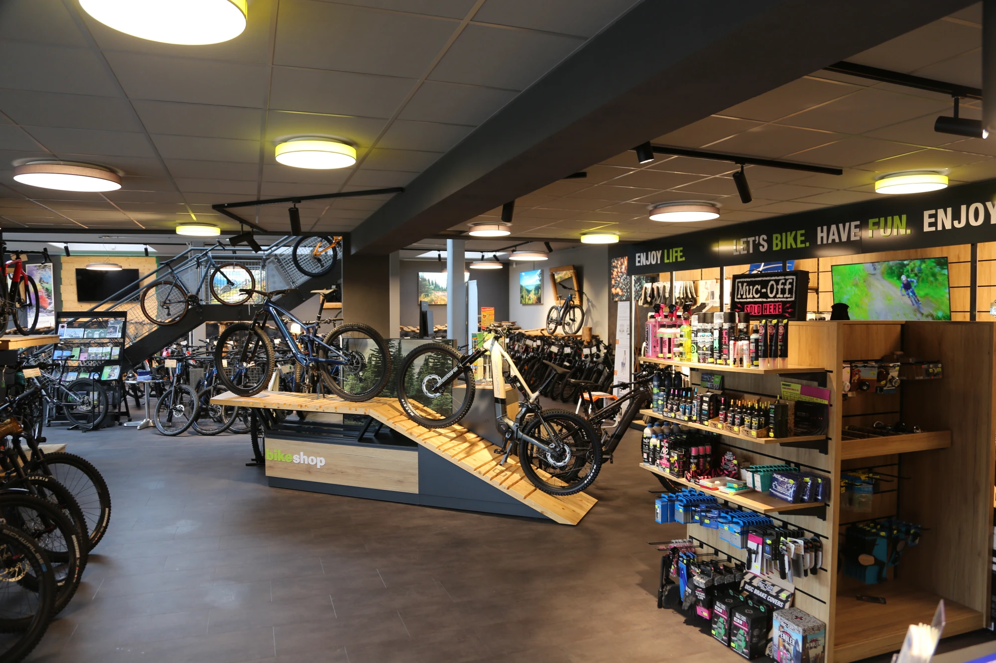 Mechaniker repariert Fahrradschaltwerk in der Werkstatt.