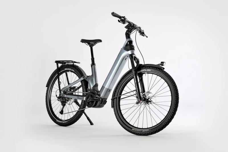 Silbernes E-Bike mit schwarzen R&auml;dern und Komponenten vor wei&szlig;em Hintergrund.