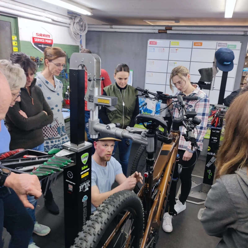 Techniker repariert ein Fahrrad in der Gaiser Bikeshop Werkstatt.