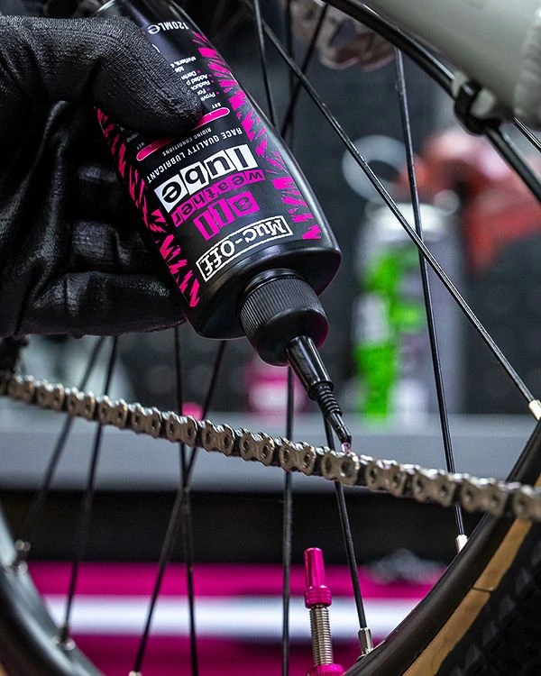 Verkaufsdisplay mit roten und blauen Werkzeugger&auml;ten sowie schwarzen Werkzeugkoffern auf Holzregalen.