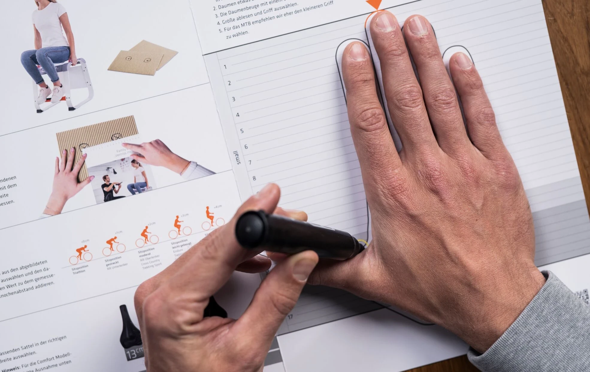 Person h&auml;lt Hand &uuml;ber Schablone.