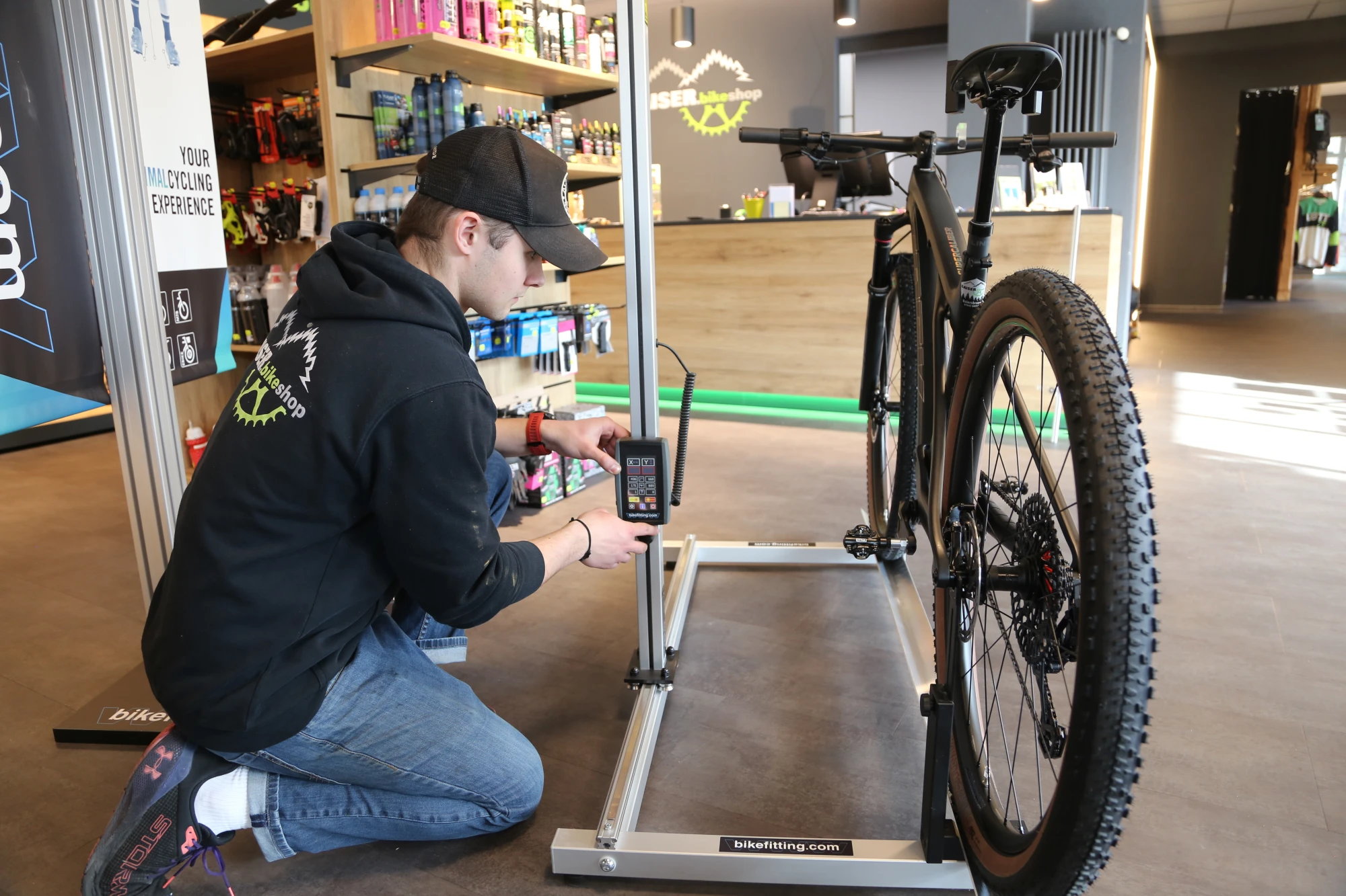 H&auml;nde montieren eine Fahrradklingel auf dem Lenker eines Fahrrads.
