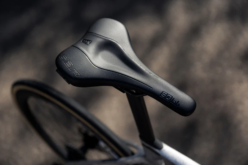 Muc-Off Produktregal mit Reinigungsmitteln, Sprays und Zubeh&ouml;r f&uuml;r Fahrradpflege.