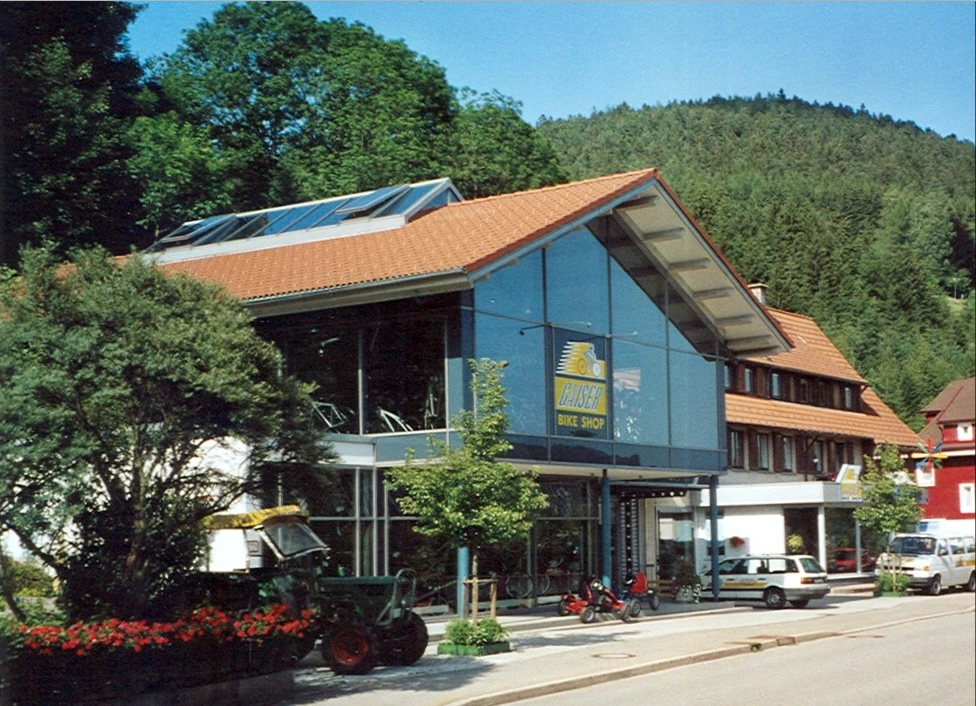 Gaiser Bikeshop Ladenfront in gr&uuml;ner Umgebung.