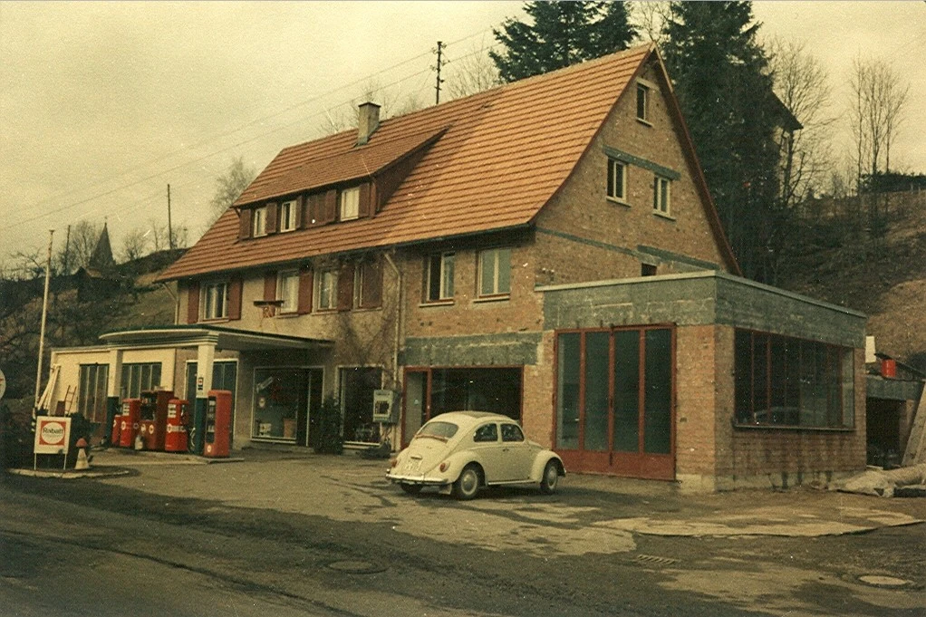 Historische Aufnahme des Gaiser Bikeshop Geb&auml;udes mit VW K&auml;fer davor.