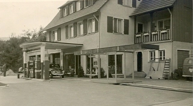 Gaiser Bikeshop Geb&auml;ude mit Parkplatz und Eingangsbereich.