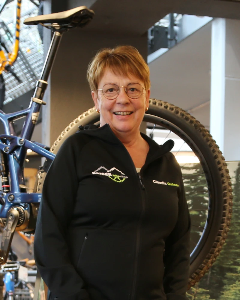 Claudia Gaiser steht l&auml;chelnd vor einem Fahrrad im Bikeshop.