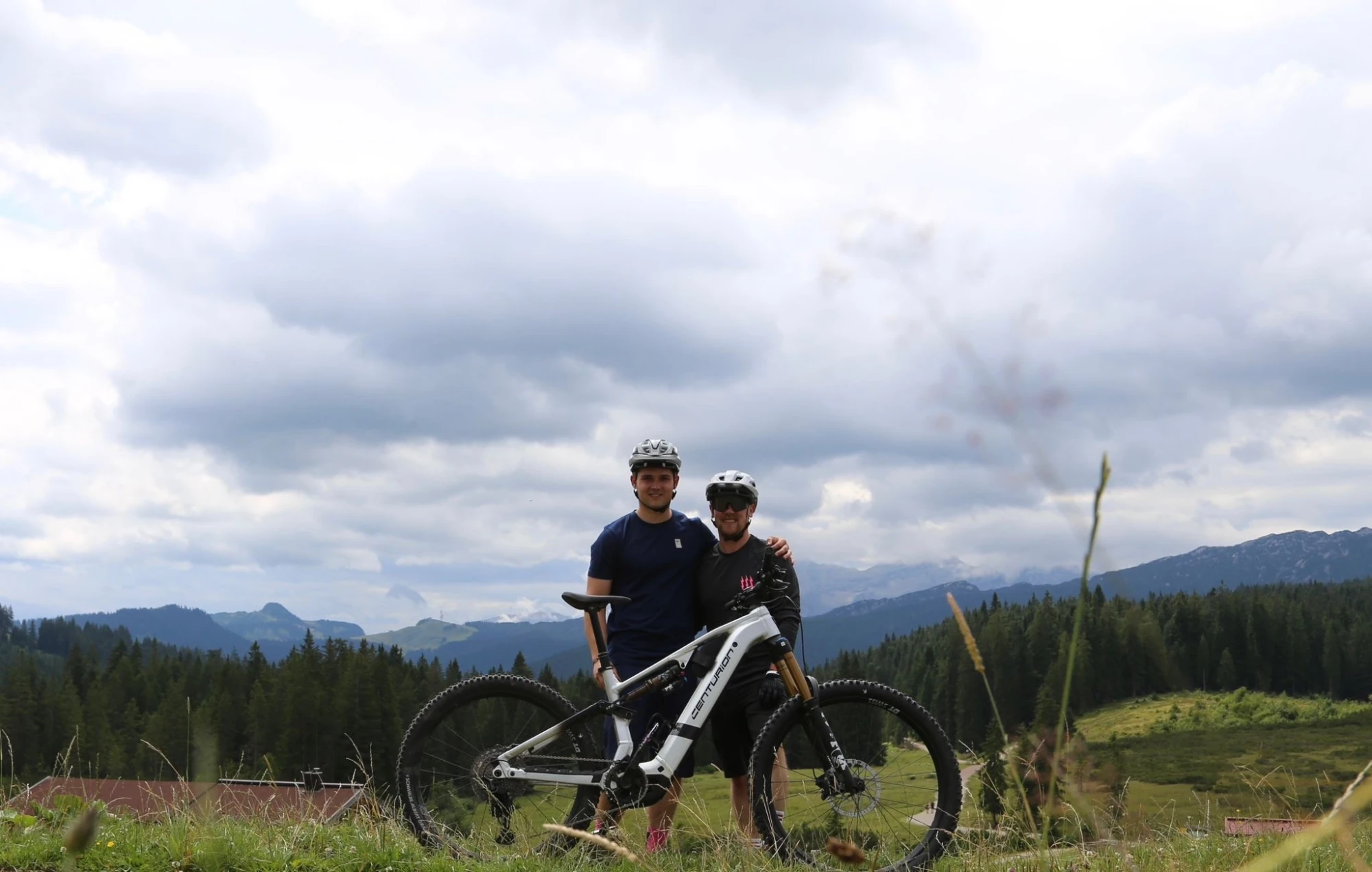 Zwei Frauen und ein Kind posieren vor Fahrr&auml;dern im Bikeshop.